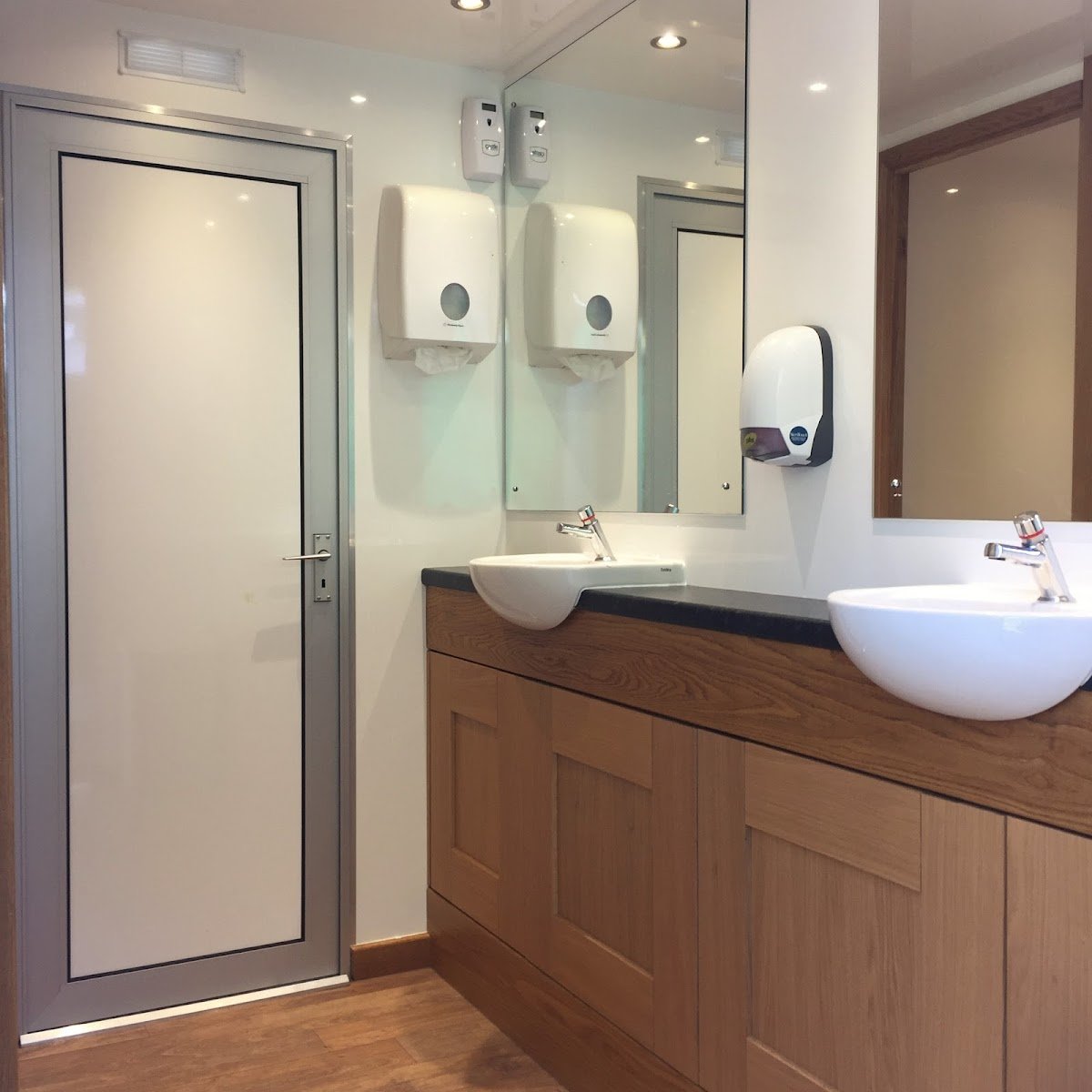 Deluxe Loos - Luxury Loo Hire - Photo 3