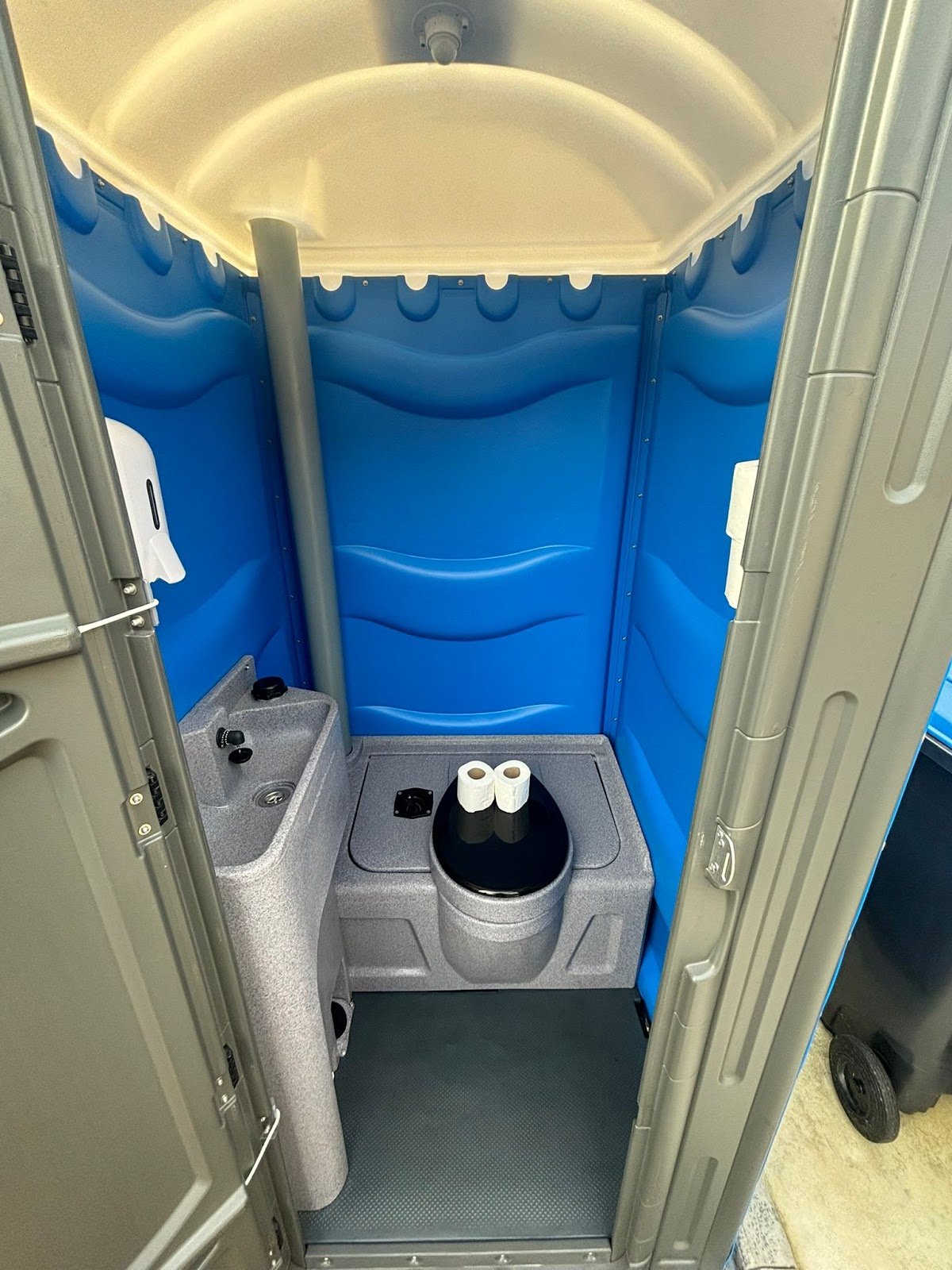 Plastic Loos - Photo 4