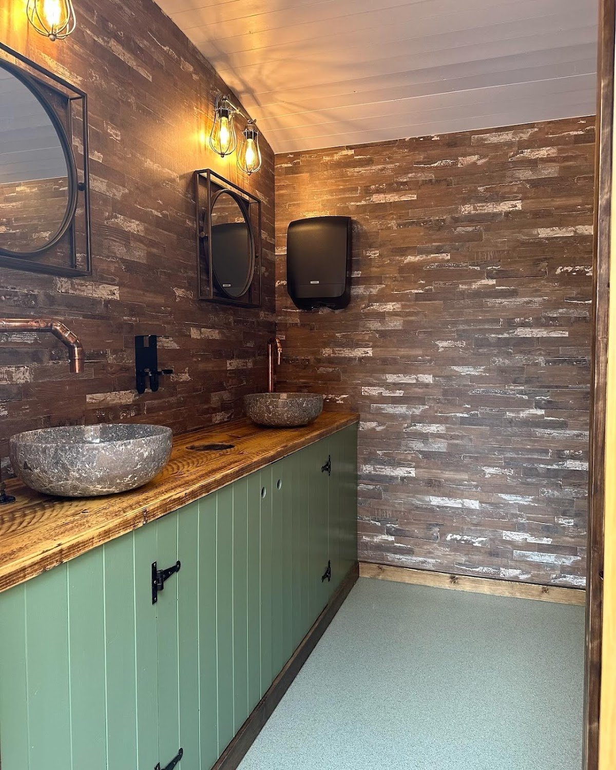 Posh Loos for Posh Doos - Photo 5