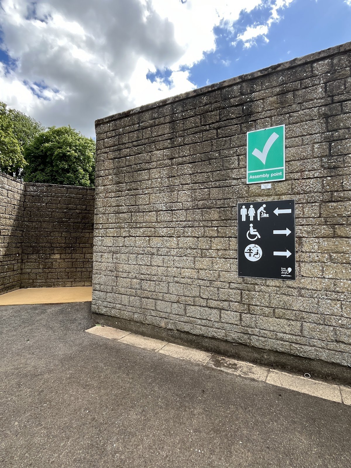 Public Toilets - Photo 2