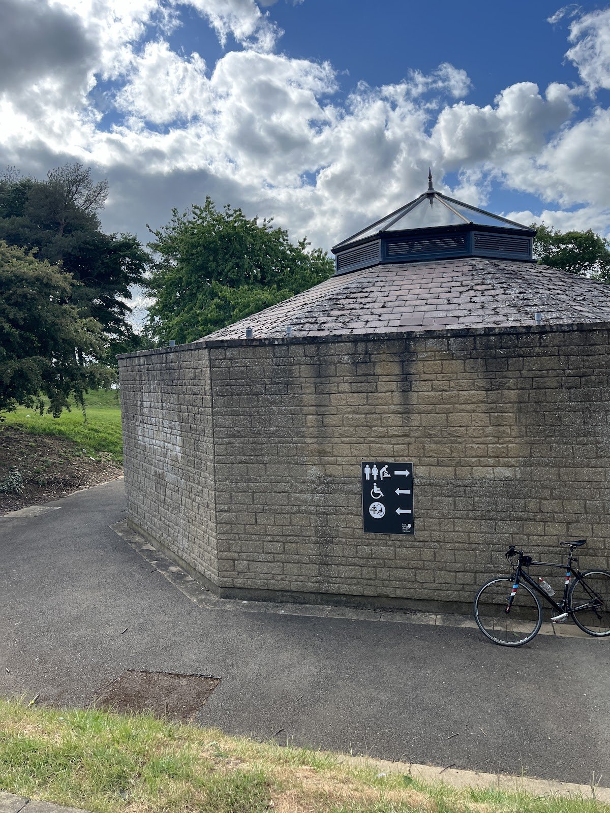 Public Toilets - Photo 3