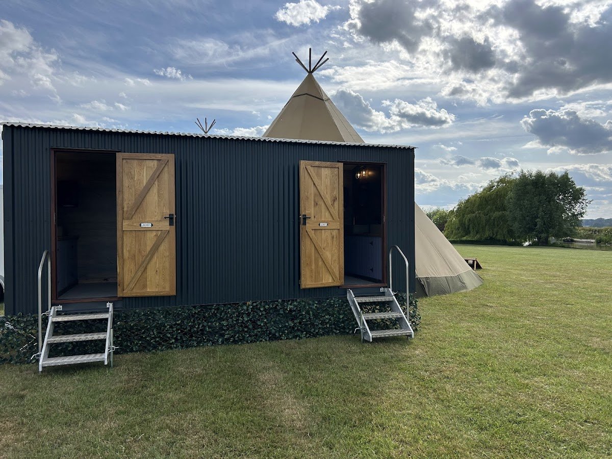 Sweet Pee Luxury Toilet Hire - Photo 2