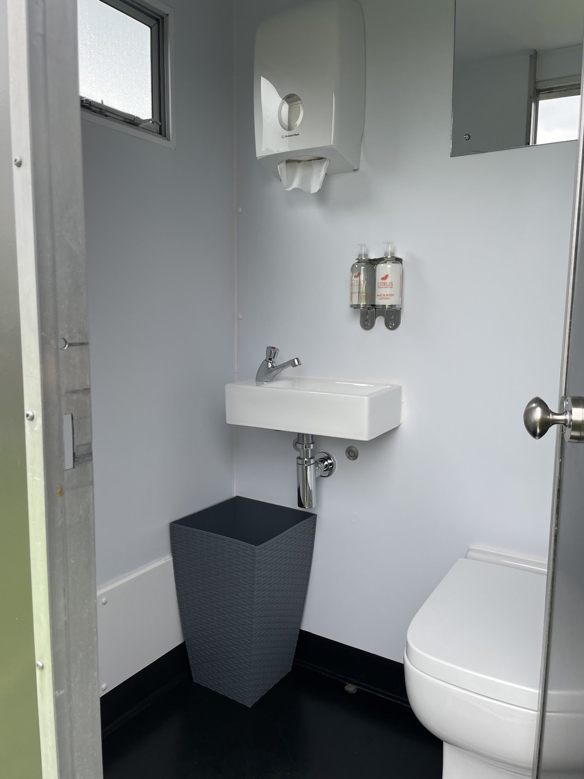 Top Hat Luxury Toilets - Photo 3