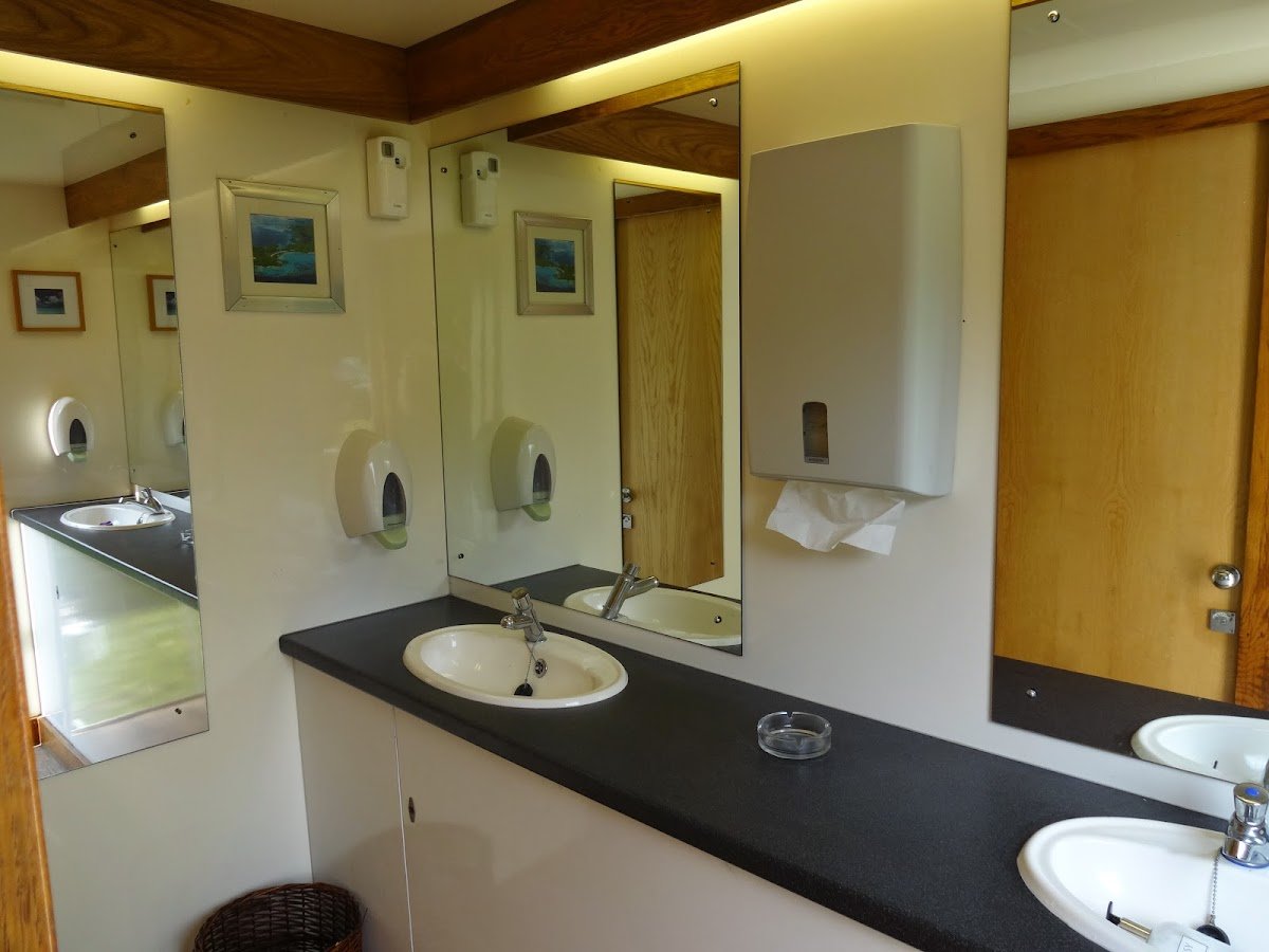 UK Luxury Toilets - Photo 3