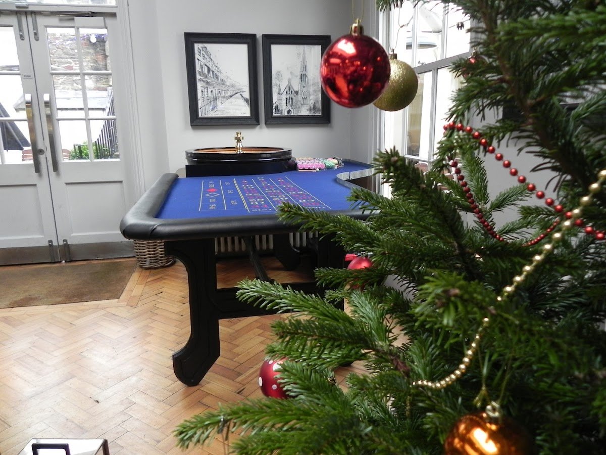 VIP fun casino & photo booth hire - Photo 3